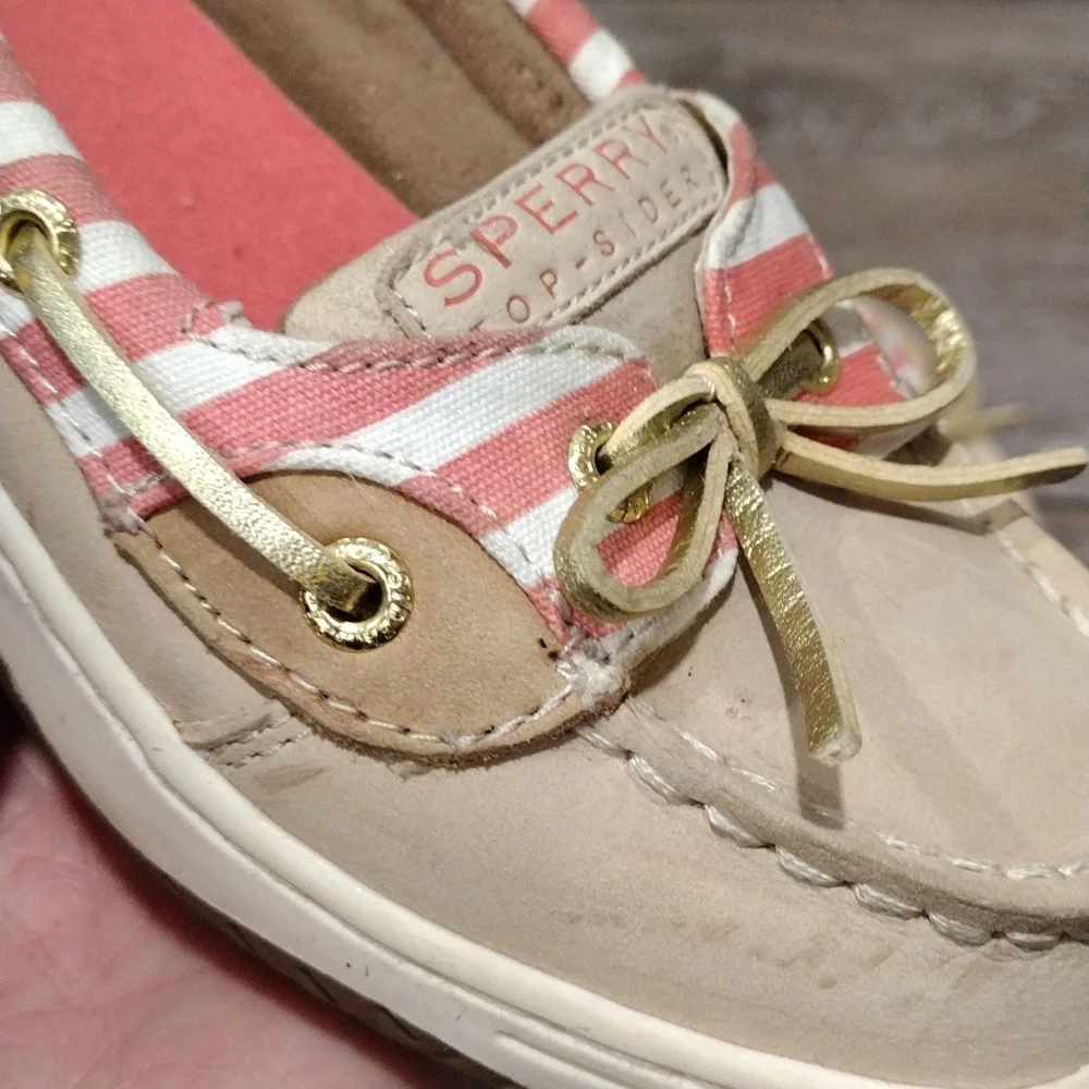 Sperry girls cream colored leather loafers with pink accents. Size 1.5 girls